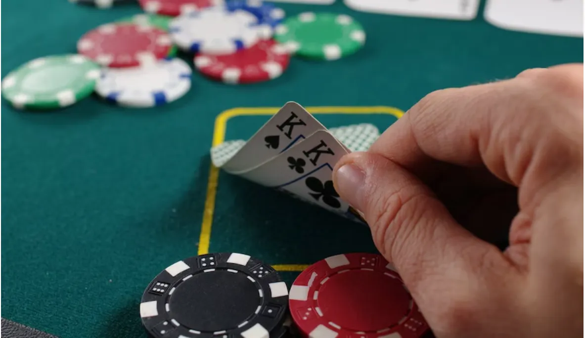 poker, fichas y cartas